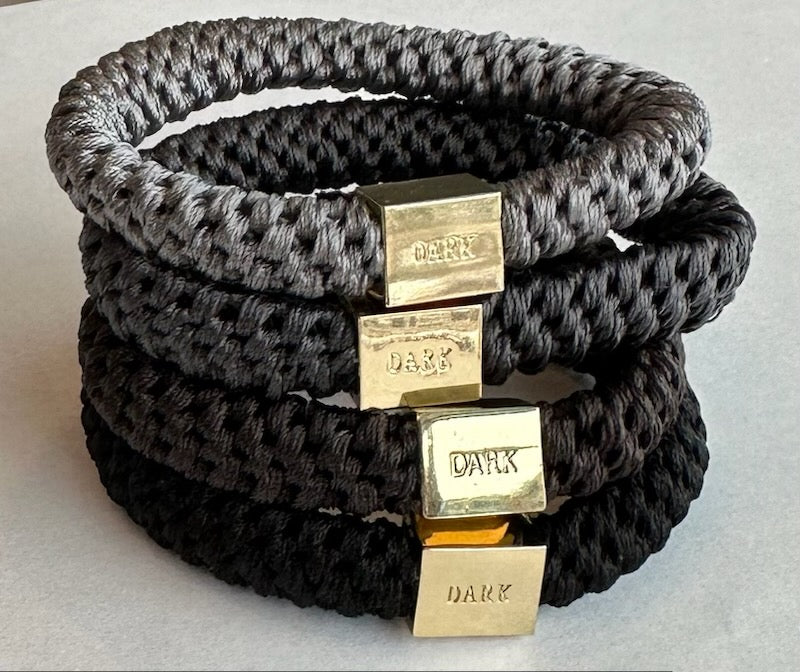 Dark Hårstrikk med gulldetalj